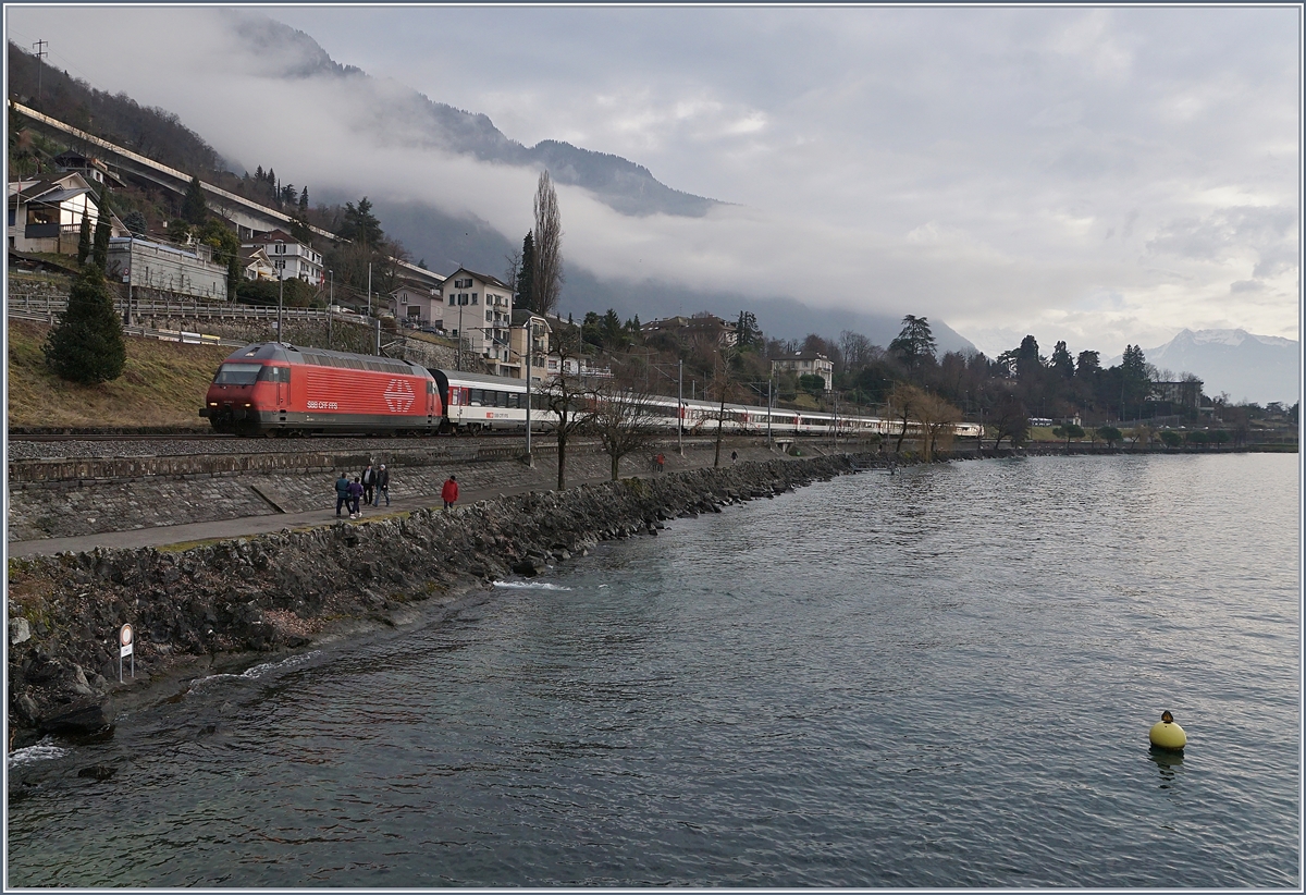The SBB Re 460 020-1 with an IR from Brig to Geneva near Villeneuve.
07.01.2018