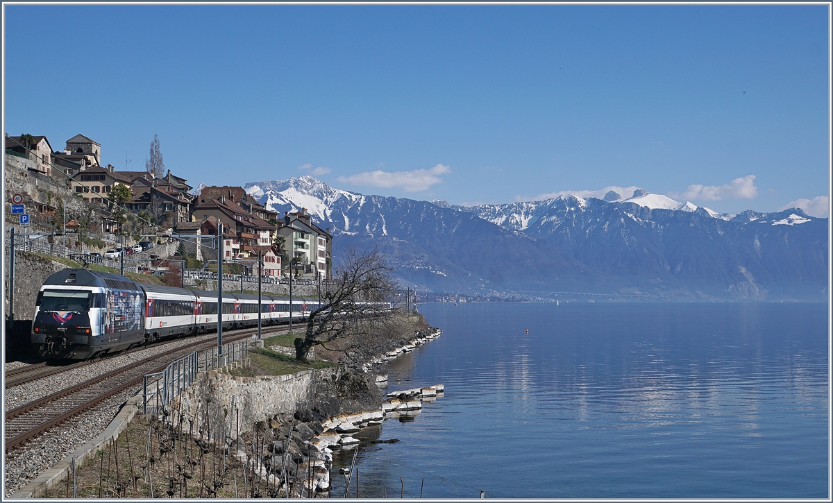 The SBB Re 460 028-4 with an IR by St Saphorin.
24.03.2018