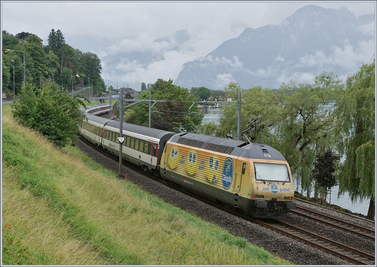 The SBB Re 460 029 wiht an IR to Brig near Villeneuve.
12.06.2018