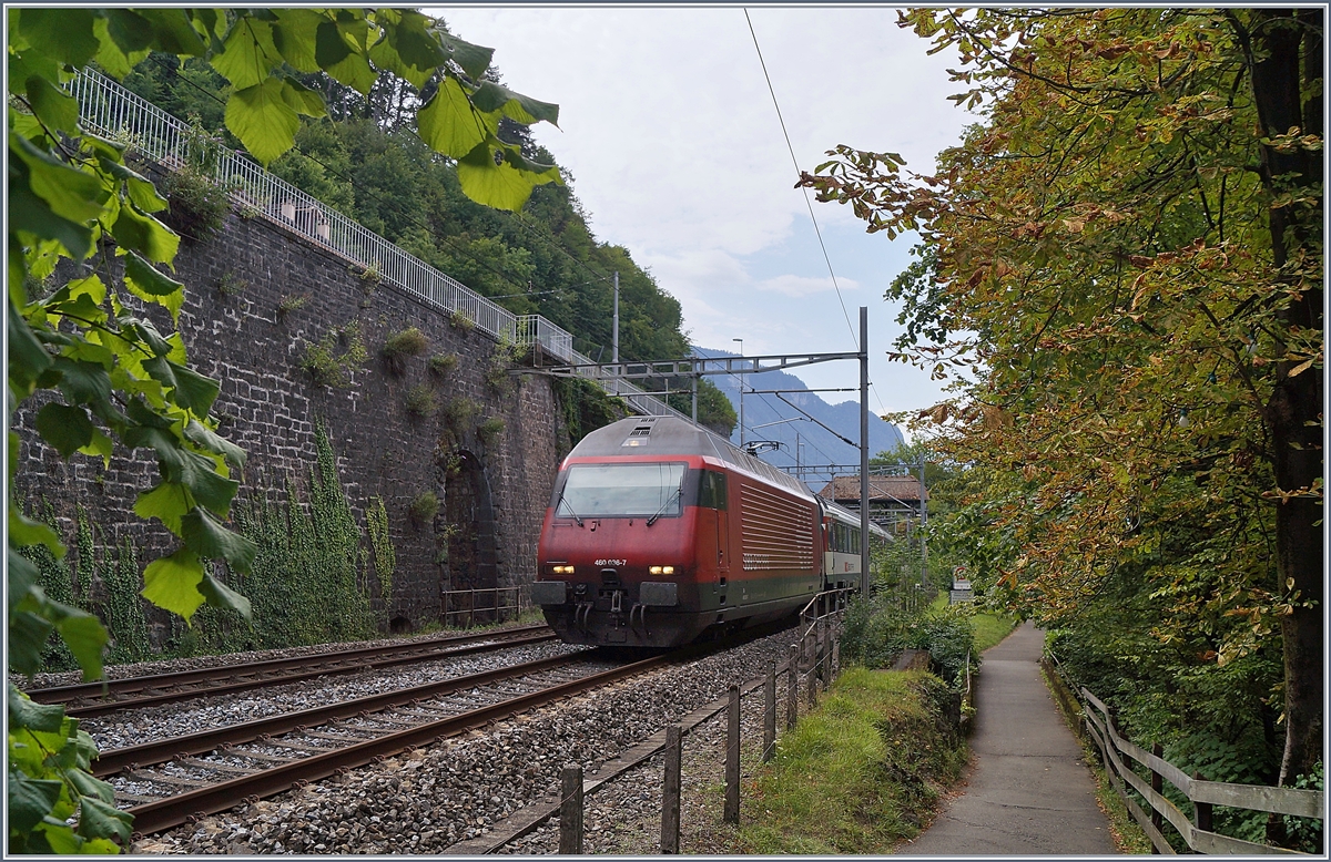 The SBB Re 460 036-7 with an IR 90 by the Castle of Chillon. 

05.08.2019