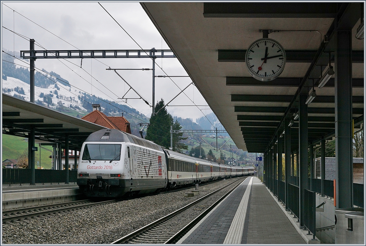 The SBB Re 460 044-1  Gotthardo 2016  with an IC to Brig in Muelenen.
09.11.2017