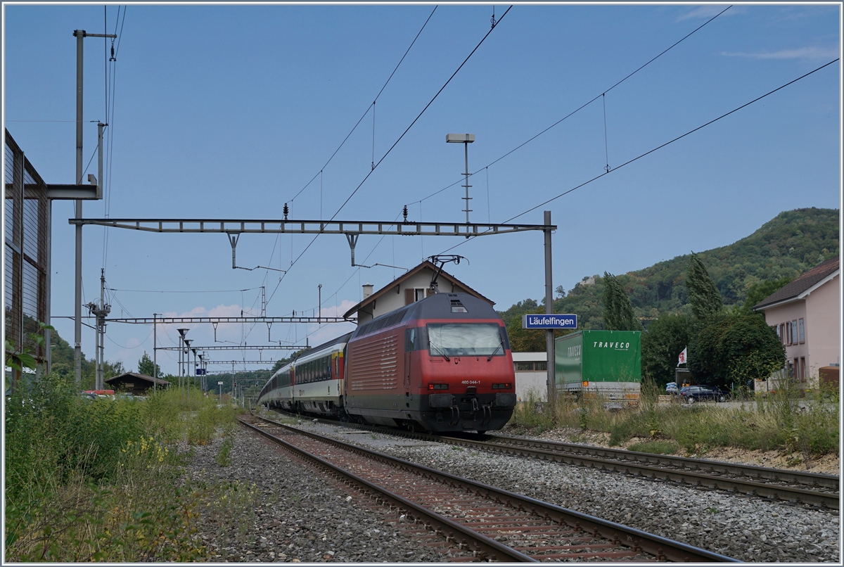 The SBB Re 460 044-1 wiht an IC to Basel in Läufelfingen (Alte Hauenstein Line).
07.08.2018