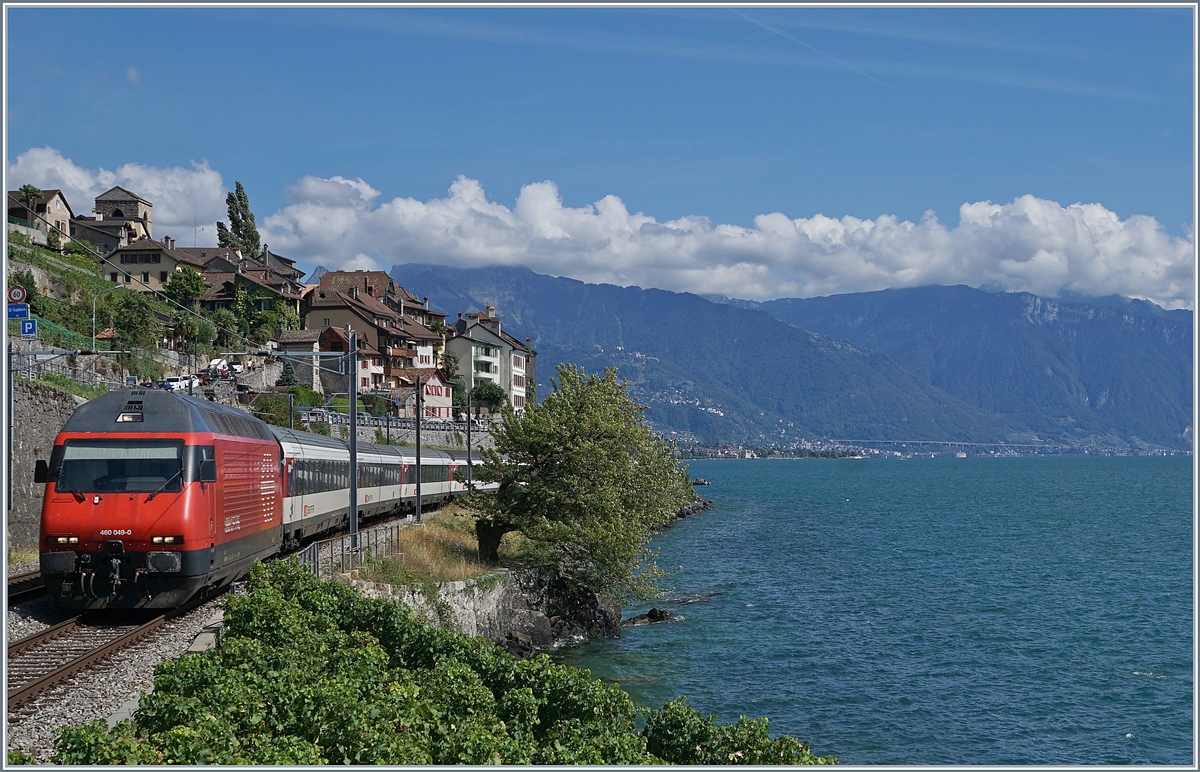 The SBB Re 460 049-0 with an IR to Geneve by St Saphorin.
26.08.2018