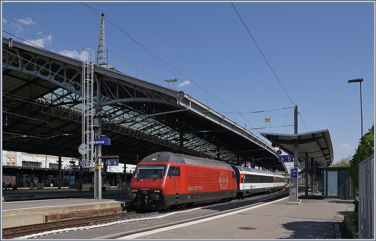 The SBB Re 460 052-4 with an IR 90 by his stop in Lausanne. 

11.04.2020