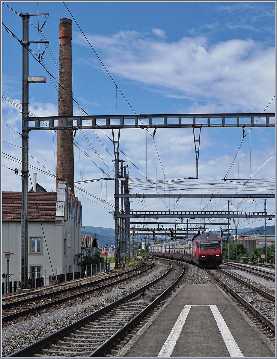 The SBB Re 460 055-7 wiht an IR Geneva - Luzern is arriving at Zofingen. 
24.06.2018 
