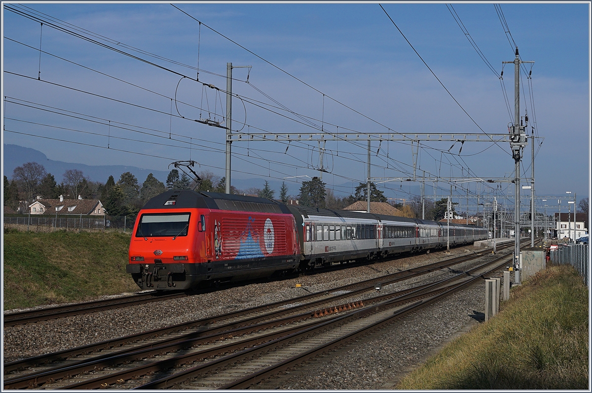 The SBB Re 460 058-1 „Circus Knie“ with an IR on the way to Lausanne in Coppet.

21.01.2020