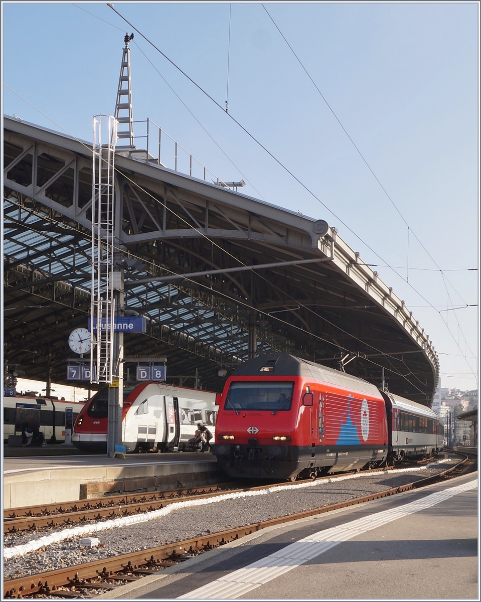 The SBB Re 460 058 (UIC 91 85 4 460 058-1 CH-SBB)  100 Jahre Zirkus KNIE  wiht his IR  90 in Lausanne

06.12.2019 

