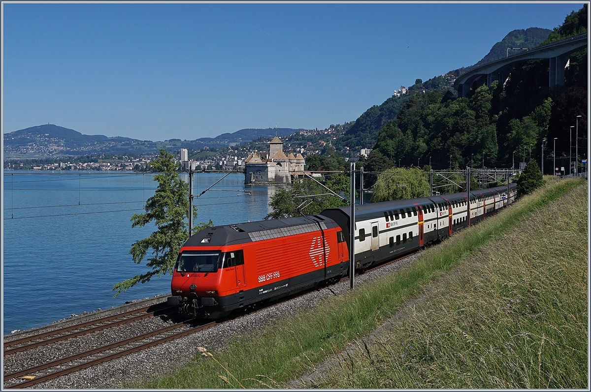 The SBB RE 460 060-7  Val de Travers  with an IR 90 on the way to Brig by the Castle of Chillon.

21.05.2020