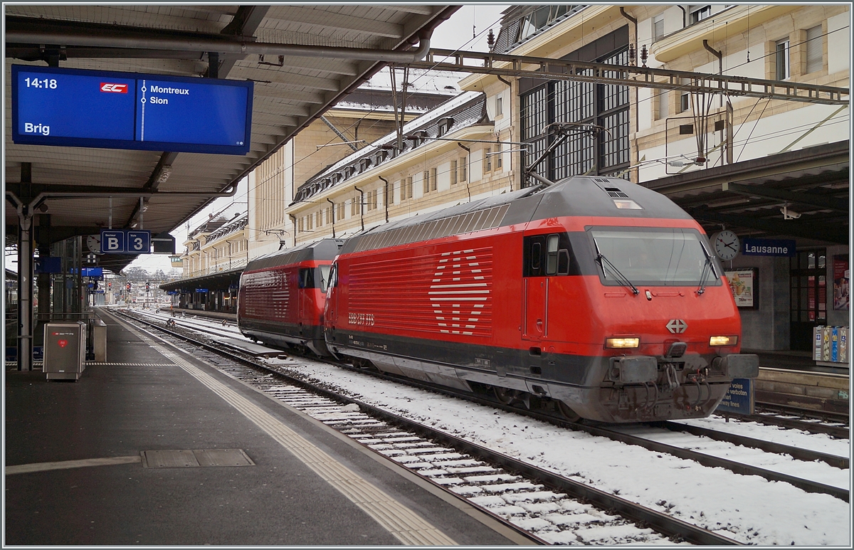 The SBB Re 460 070-6 and 045-8 on the way form Geneva to Brig by his stop in Lausanne.

17.01.2021

