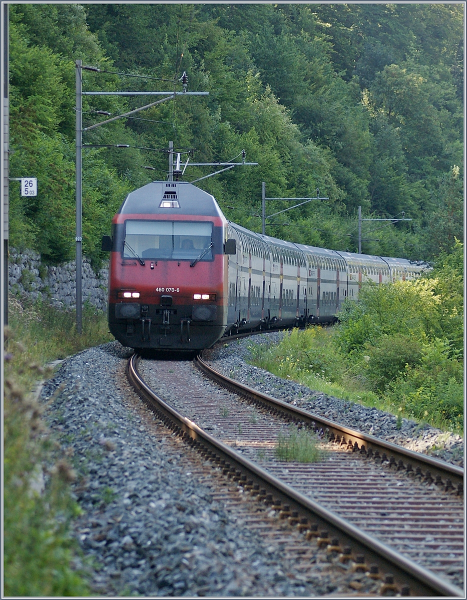The SBB Re 460 070-6 with an IC on the old Hauensteinline between Läuffelfingen and Sissach.

18.07.2018
