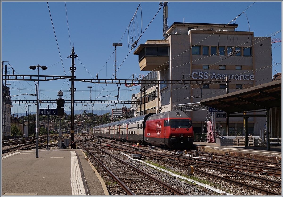 The SBB Re 460 072 with a IR to Fribourg is arriving at Lausanne. 

27.07.2020