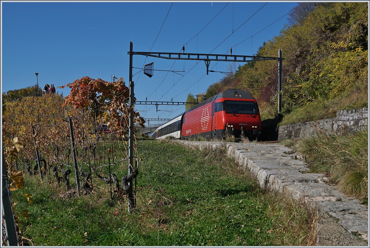 The SBB Re 460 074-8 with an IR to Luzern near Bossiere.
26.10.2017