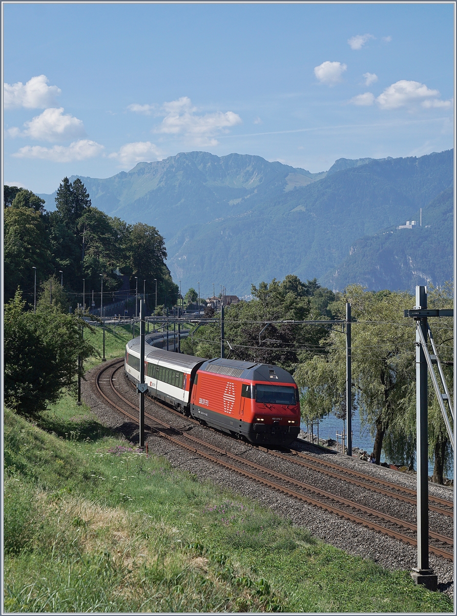 The SBB Re 460 079-7 with an IR90 to Geneva Airport near Villeneuve.
27.08.2017