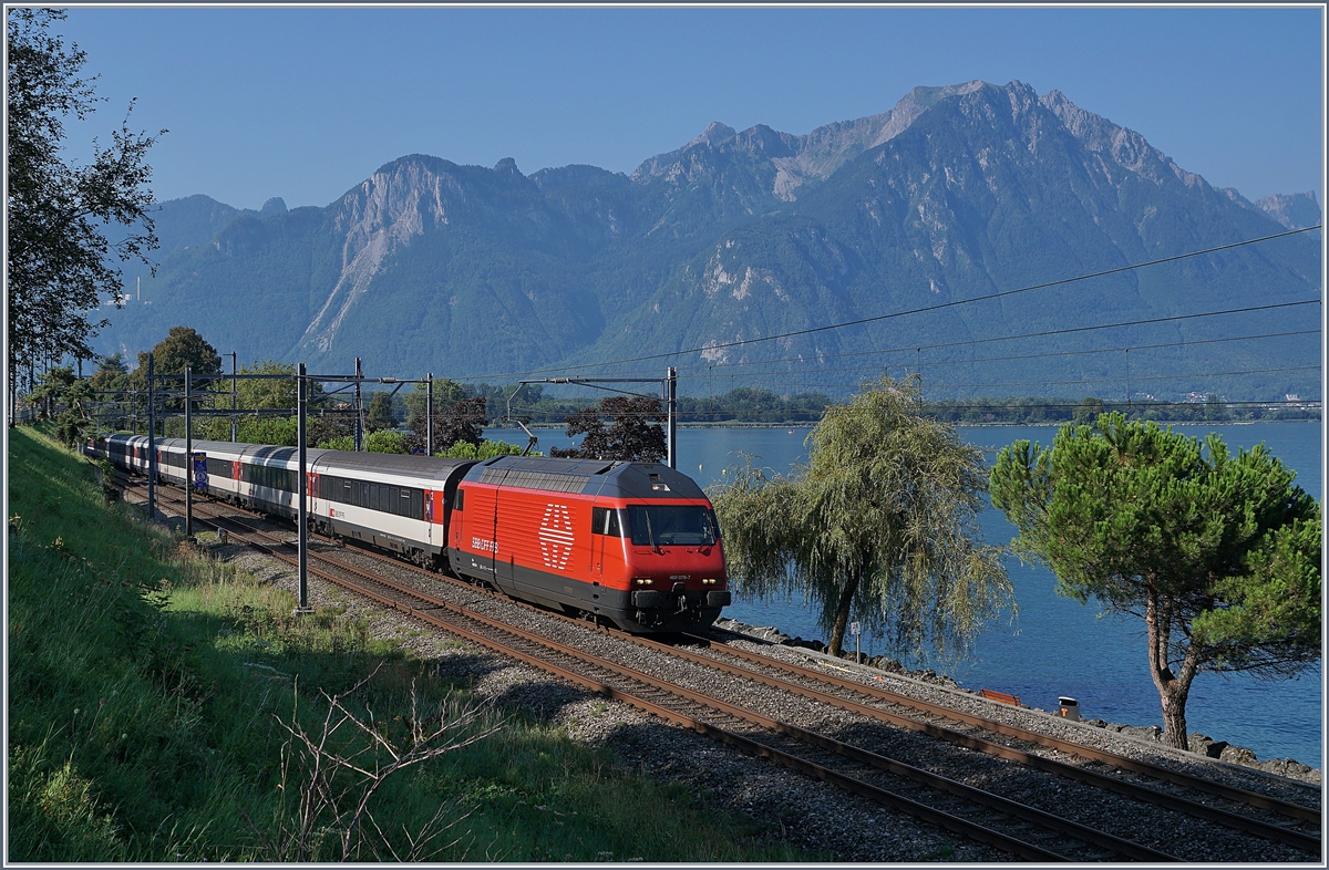 The SBB Re 460 079-7 with an IR to Geneva Airport by Villeneuve. 
21.08.2018