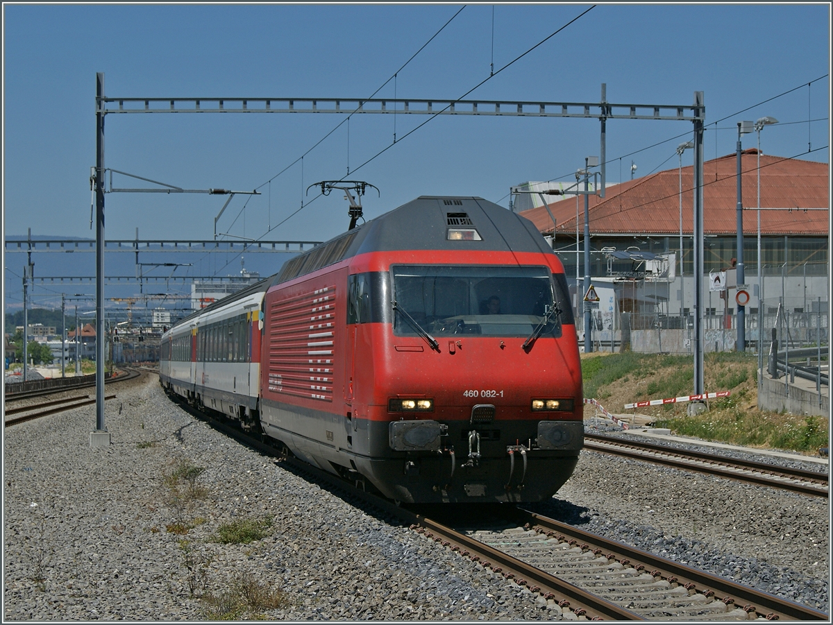 The SBB Re 460 082-1 with an IR to Brig in Prilly-Malley. 
10.07.2015