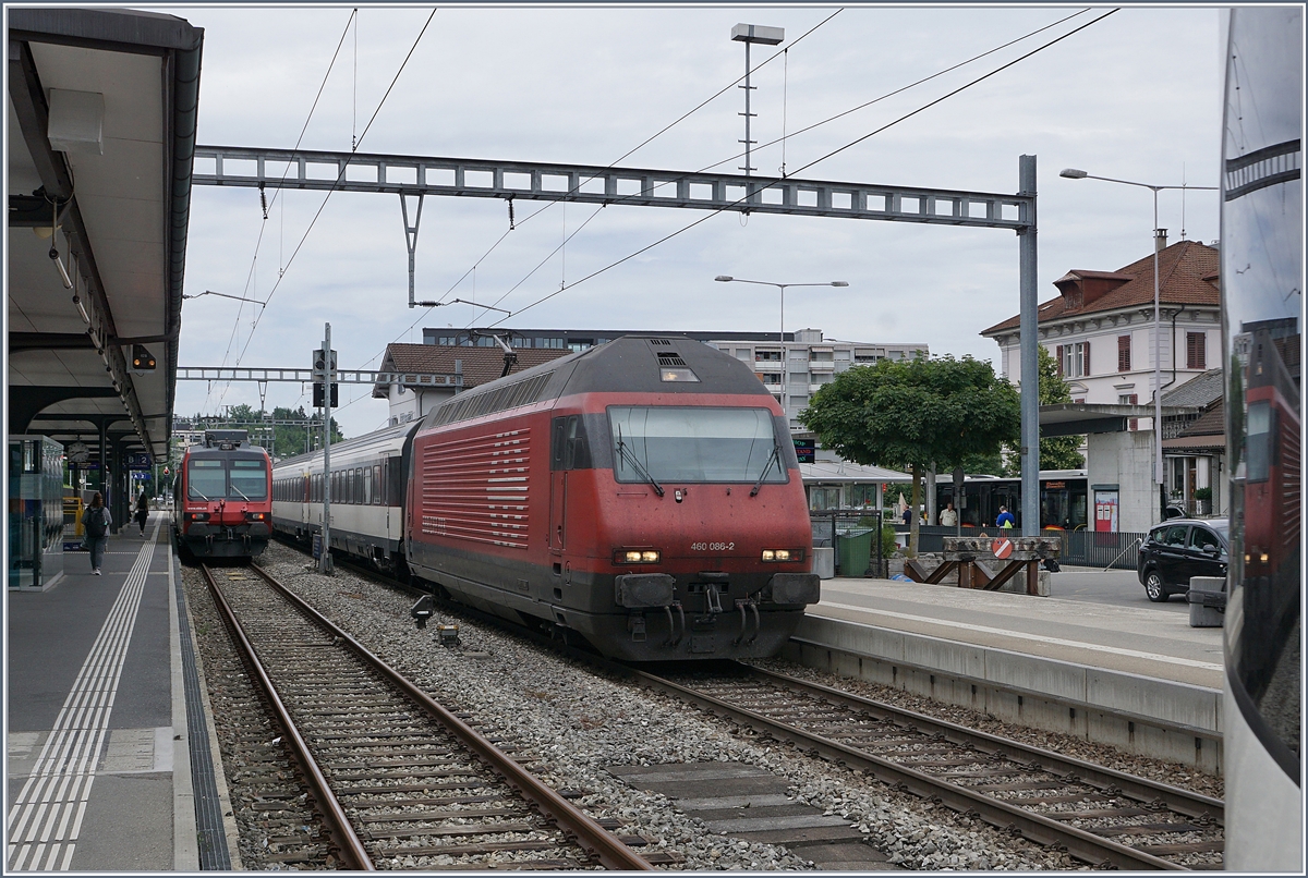 The SBB Re 460 086-2 wiht an IR in Sursse.
24.06.2018
