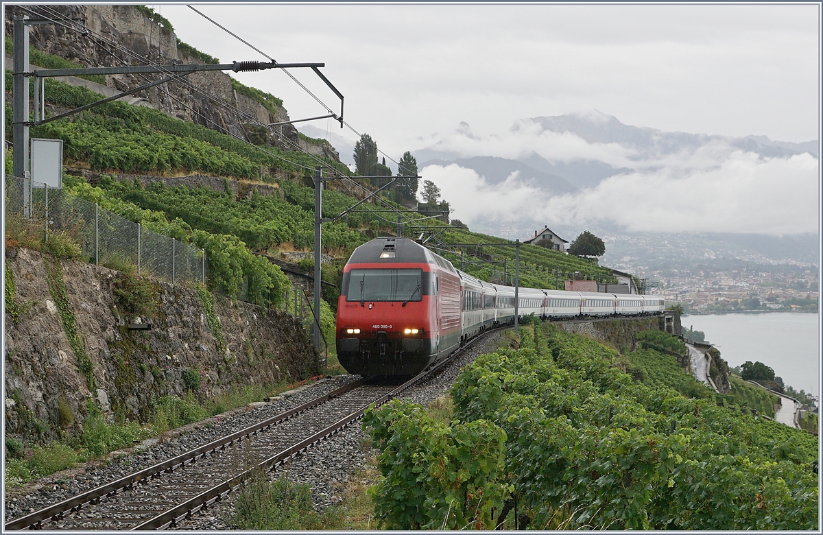The SBB Re 460 089-6 on the way to Geneva Airport on the vineyard line (work on the line via Cully). 

29.08.2020