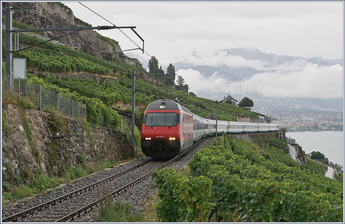 The SBB Re 460 089-6 on the way to Geneva Airport on the vineyard line (work on the line via Cully). 

29.08.2020