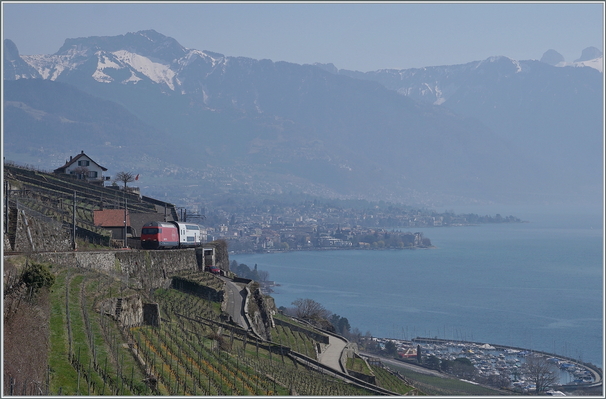 The SBB Re 460 092-9 wiht his Dosto 2000 RE 30266 from St-Maurice to Genève Aéroport on the vineyard line between Vevey and Chexbres. 

20.03.2022 