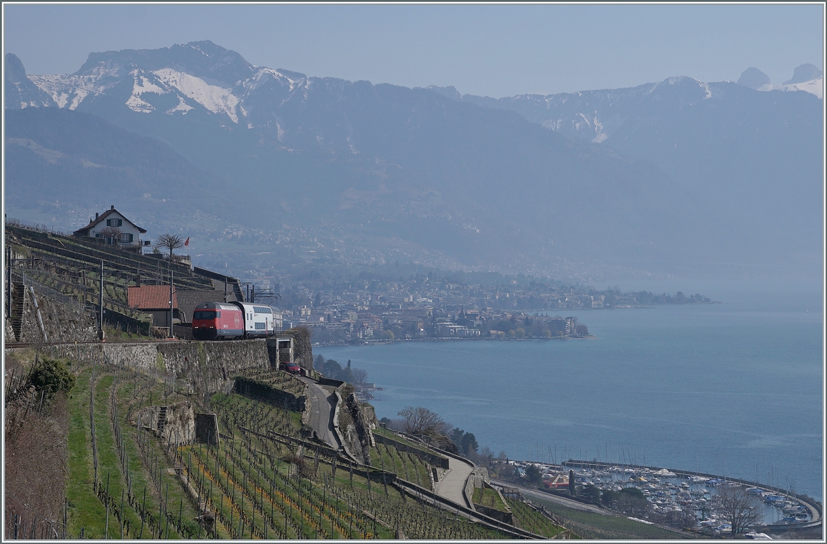 The SBB Re 460 092-9 wiht his Dosto 2000 RE 30266 from St-Maurice to Genève Aéroport on the vineyard line between Vevey and Chexbres. 

20.03.2022 