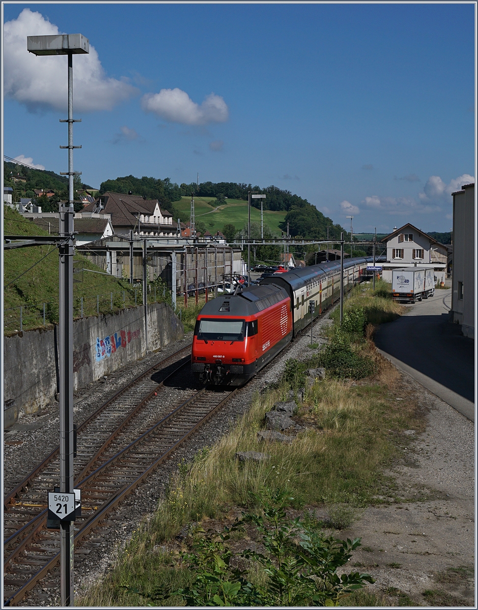 The SBB Re 460 097-9 with an IR to Basel in Läufelfingen. 
11.07.2018