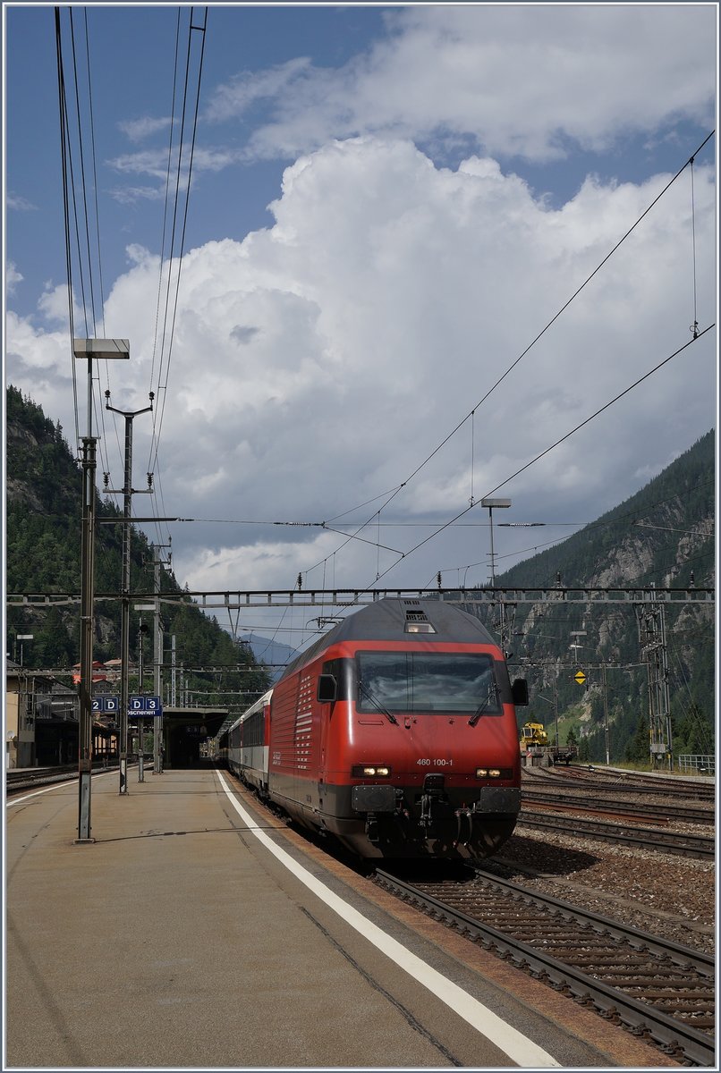 The SBB Re 460 100-1 with an IR to Locaro by hs stop in Göschenen.
21.07.2016