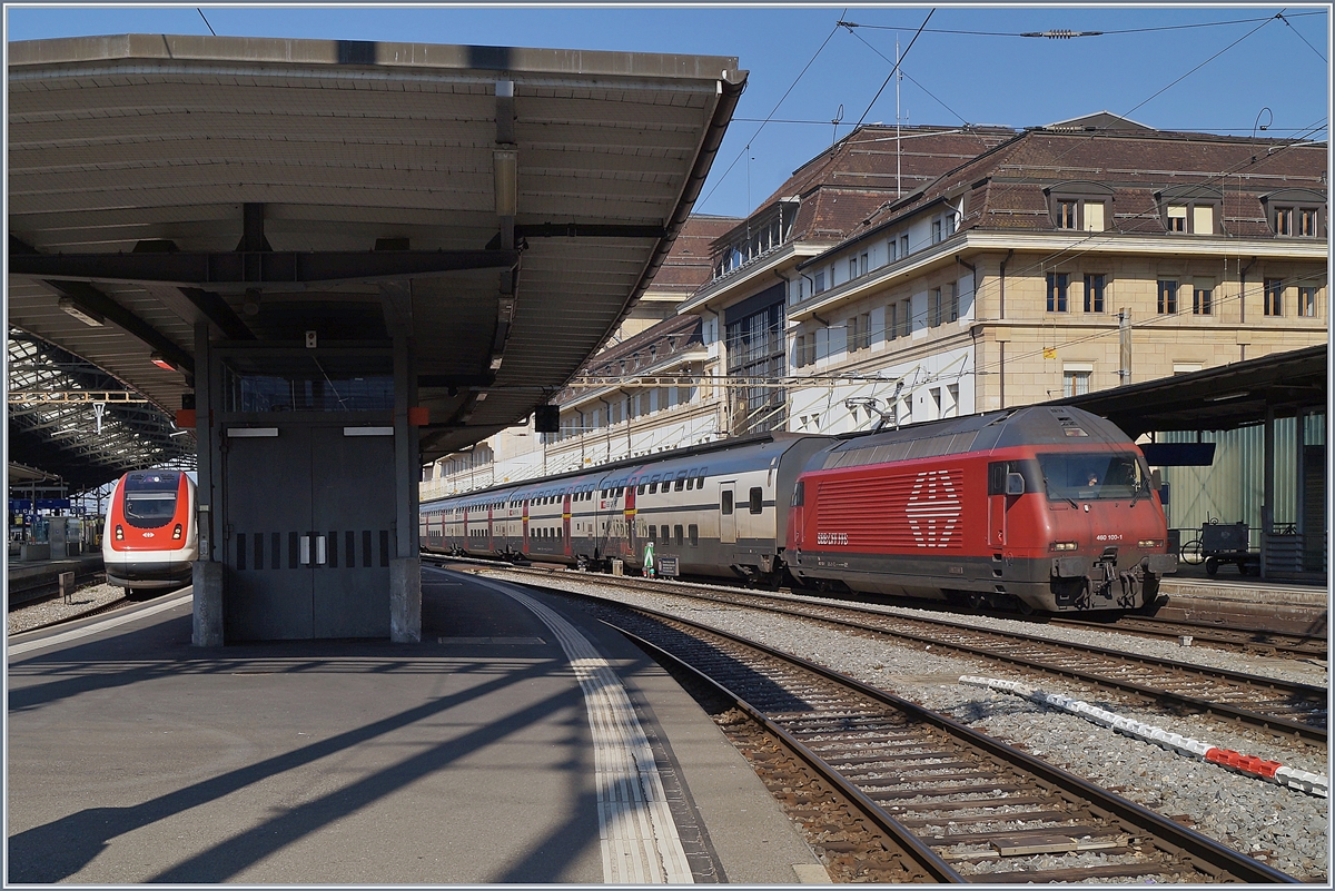 The SBB Re 460 100-1 with an IR to Luzern by his stop in Lausanne. 

01.04.2020