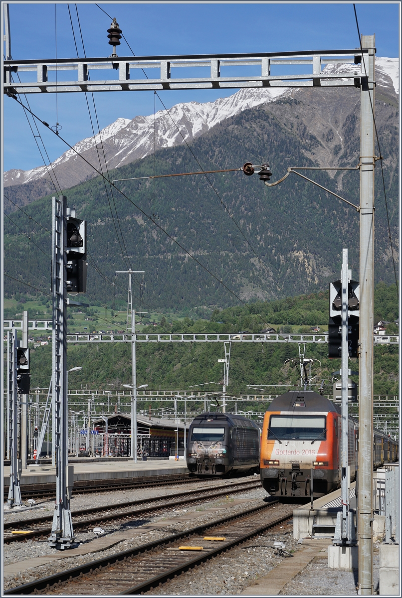 The SBB Re 460 105-0 and 085-4 in Brig.
21.05.2017