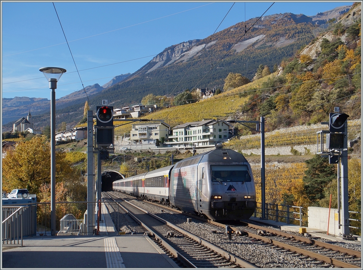 The SBB Re 460 107-6 is arriving with his IR in Leuk.
26.10.2015