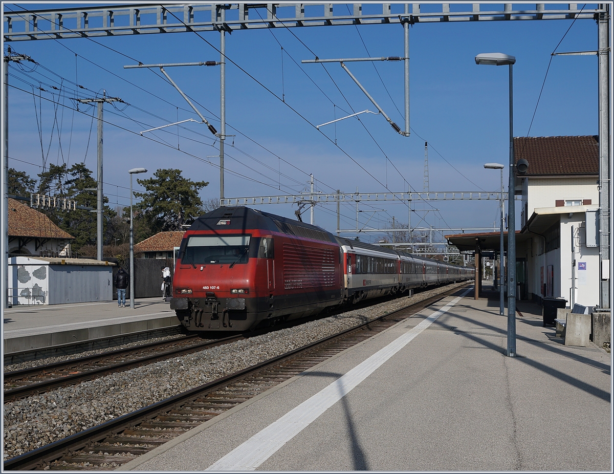 The SBB Re 460 107-6 with an IR on the way to Geneva in Coppet. 

21.01.2020