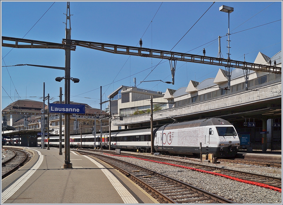 The SBB Re 460 113-4  100 years SEV  with an IR 15 to Luzern by his stop in Lausanne.

1. Juni 2020