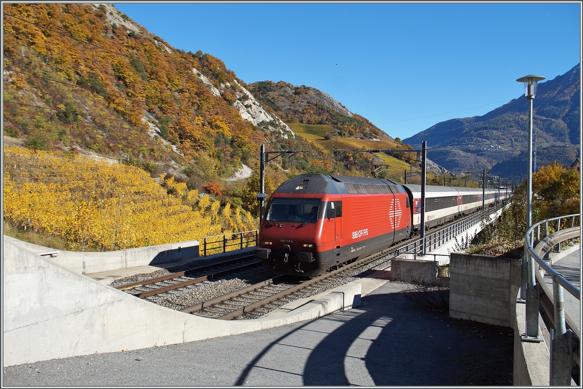 The SBB RE 460 114-2 with an IR by Leuk.
26.10.2015