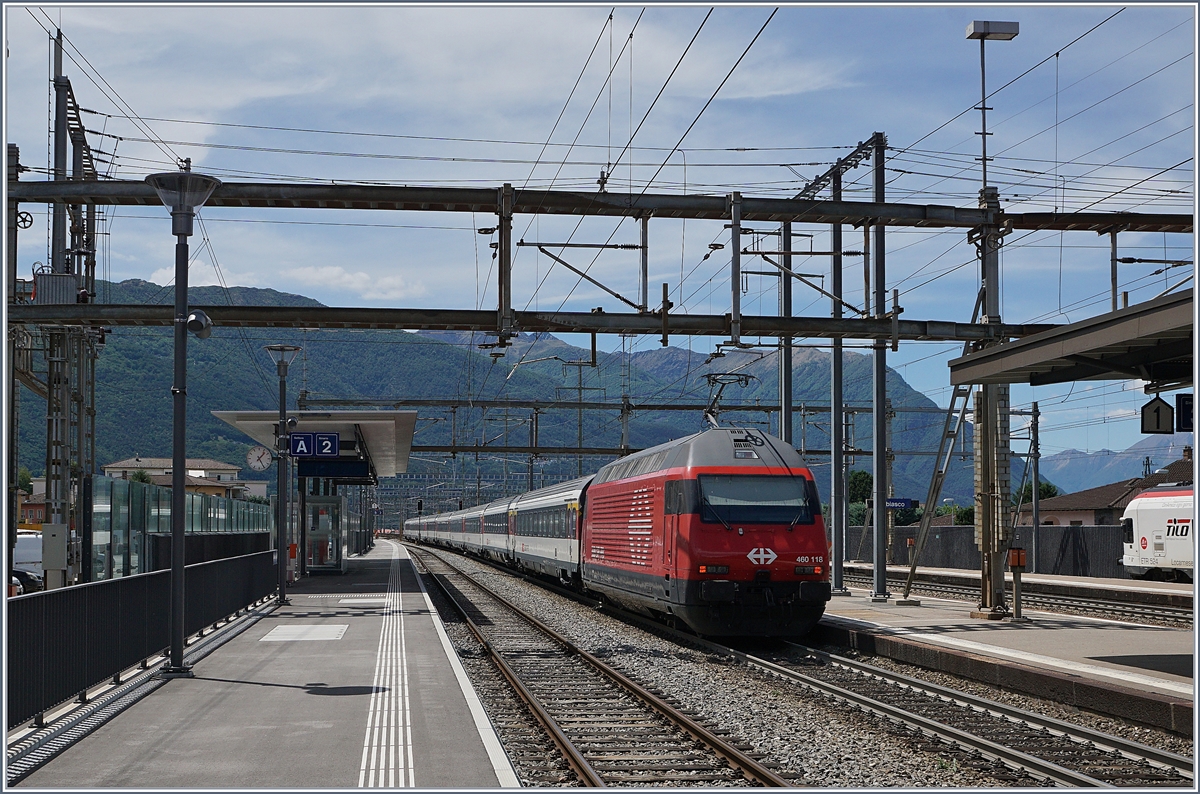 The SBB Re 460 118 with an IC on the way to Lugano in Giubiasco.
20.05.2017