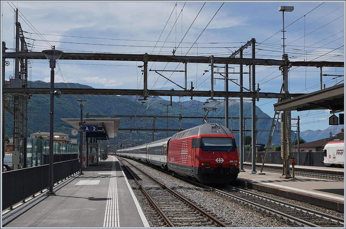 The SBB Re 460 118 with an IC on the way to Lugano in Giubiasco.
20.05.2017