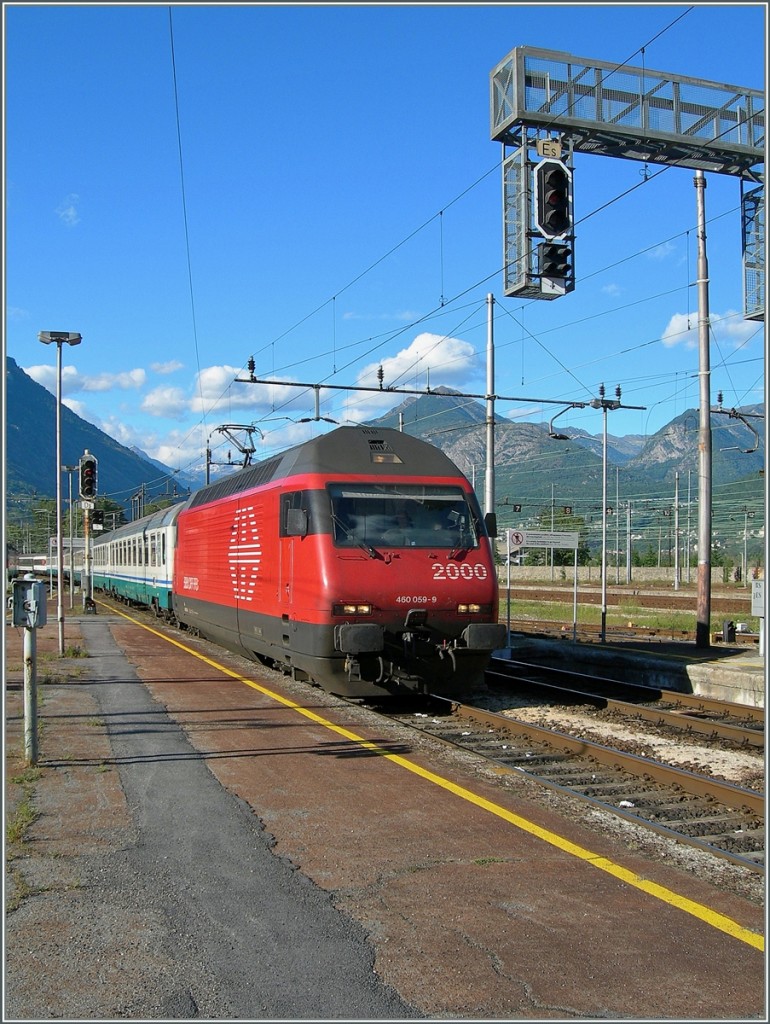 The SBB Re 460 wiht his EC to Milan is arriving at Domodossola.
30.08.2006