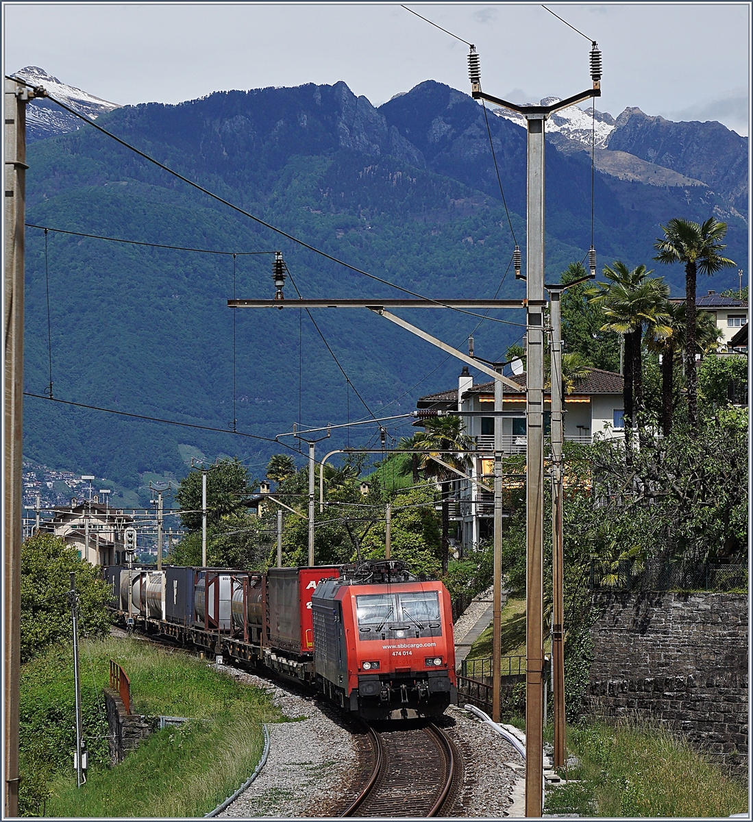 The SBB Re 474 014 with a Cargo train to Luino by San Nazarro.
20.05.2017