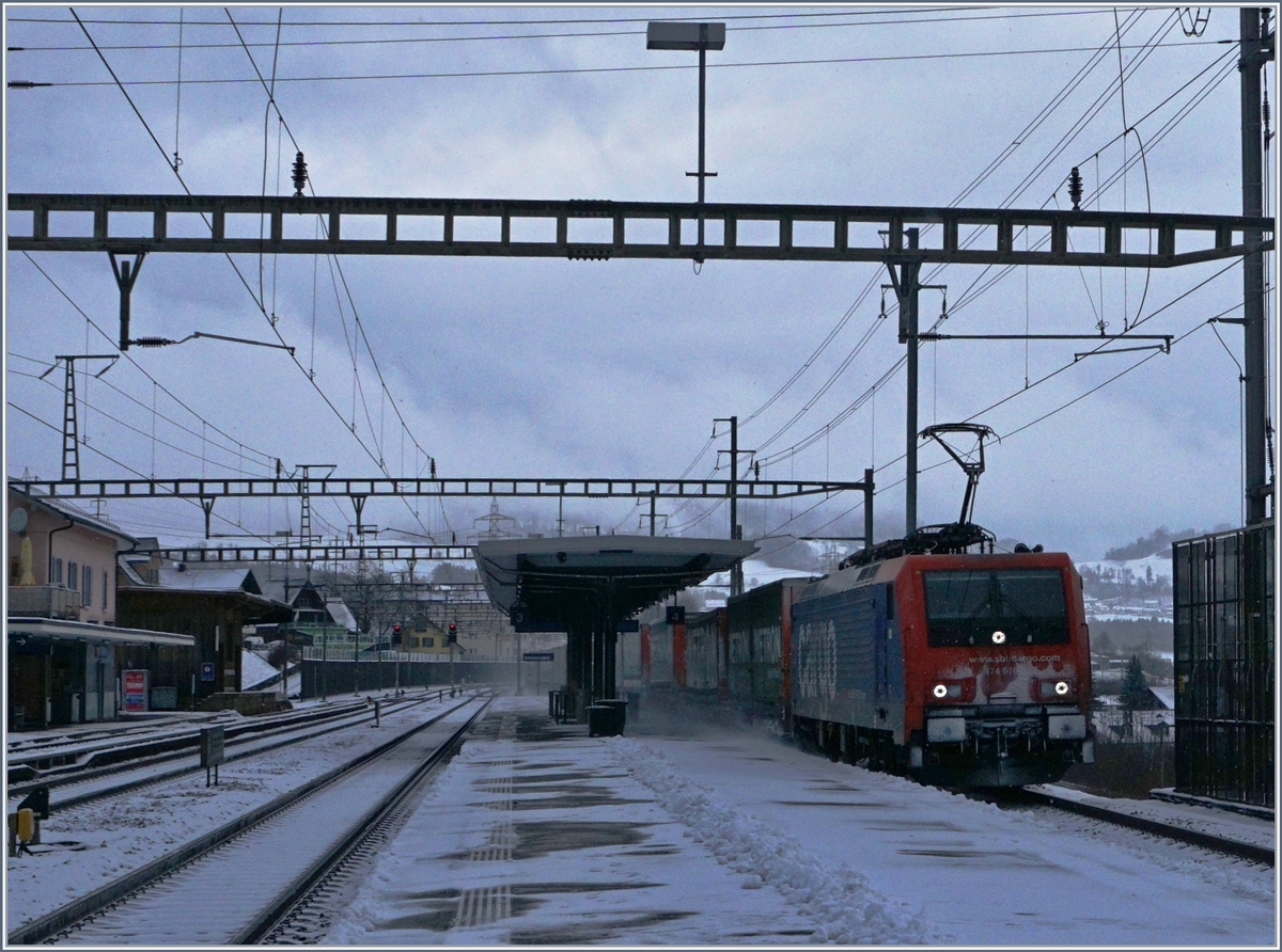 The SBB Re 474 016 with a Cargo train in Immensee.
05.01.2017