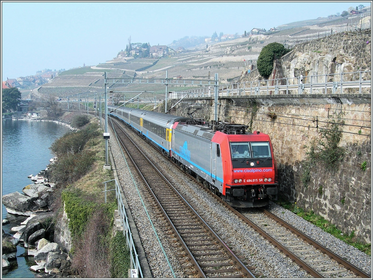 The SBB Re 484 015 with a CIS EC between Rivaz and St Saphorin.
17.03.2007 