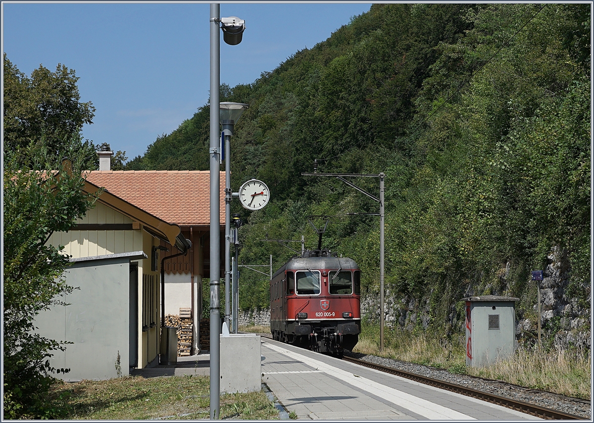 The SBB Re 620 005-9 on the way to Sissach in Rümlingen (Alte Hauenstein Line).
07.08.2018