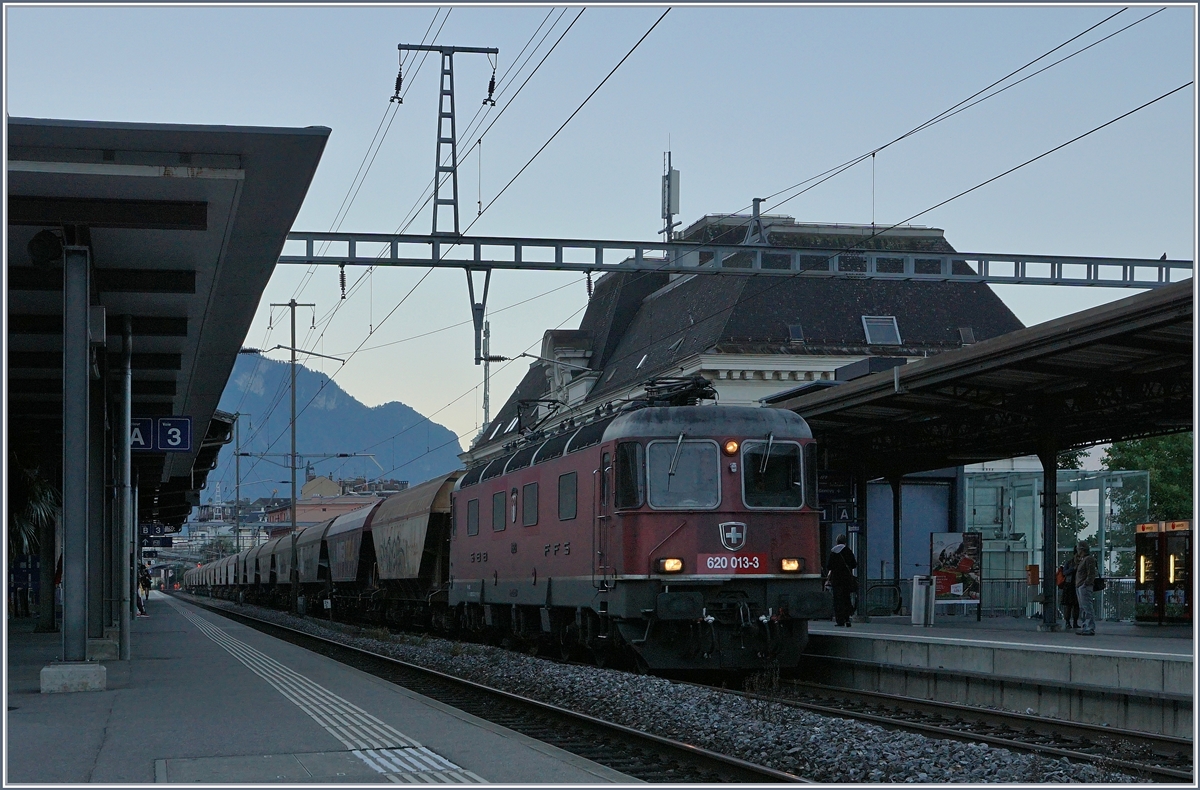 The SBB Re 620 013-3 with a Cargo train in Montreux.
30.09.2016