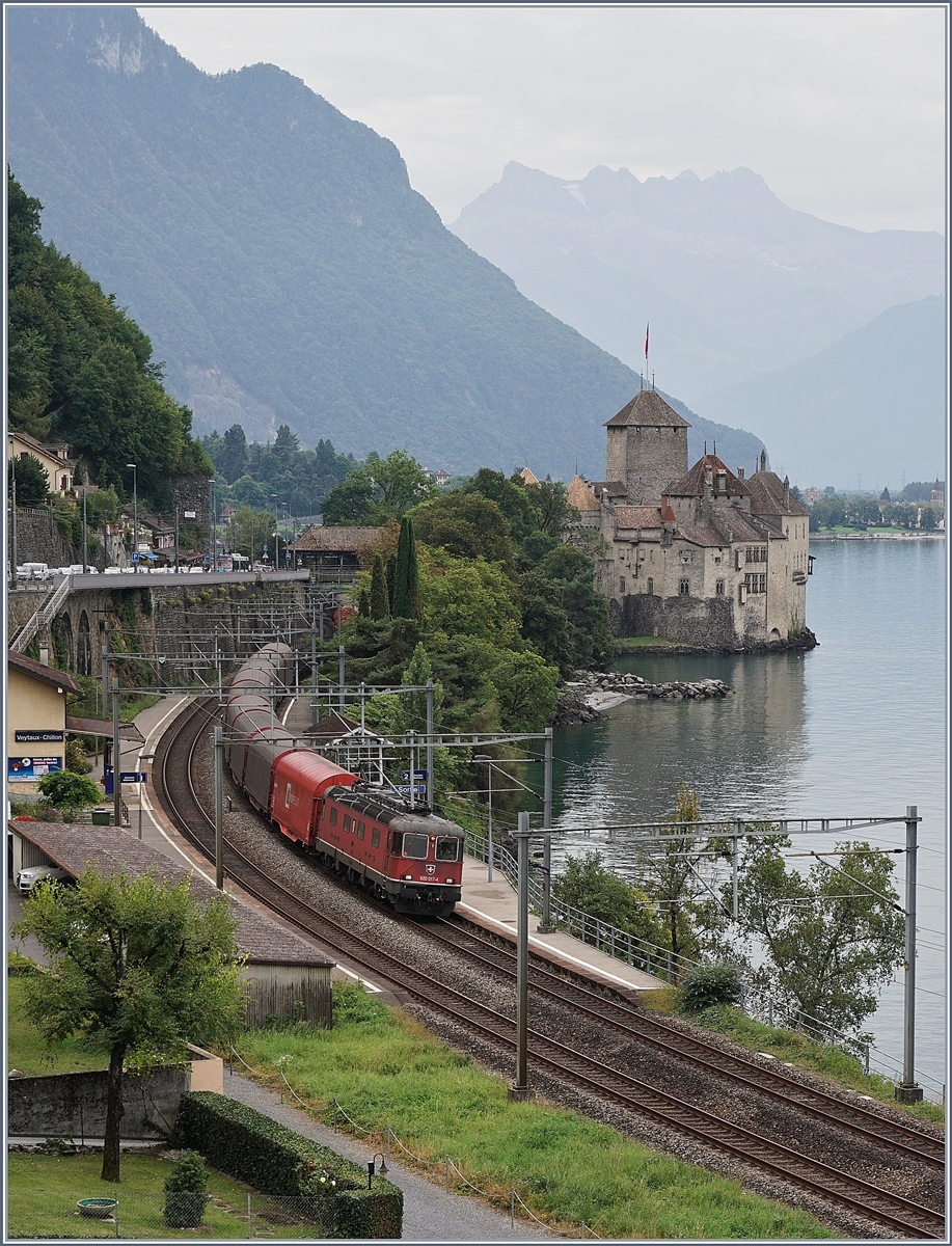 The SBB Re 620 017-4 with the Novelis Cargo train by the Castle of Chillon.
28.08.2017