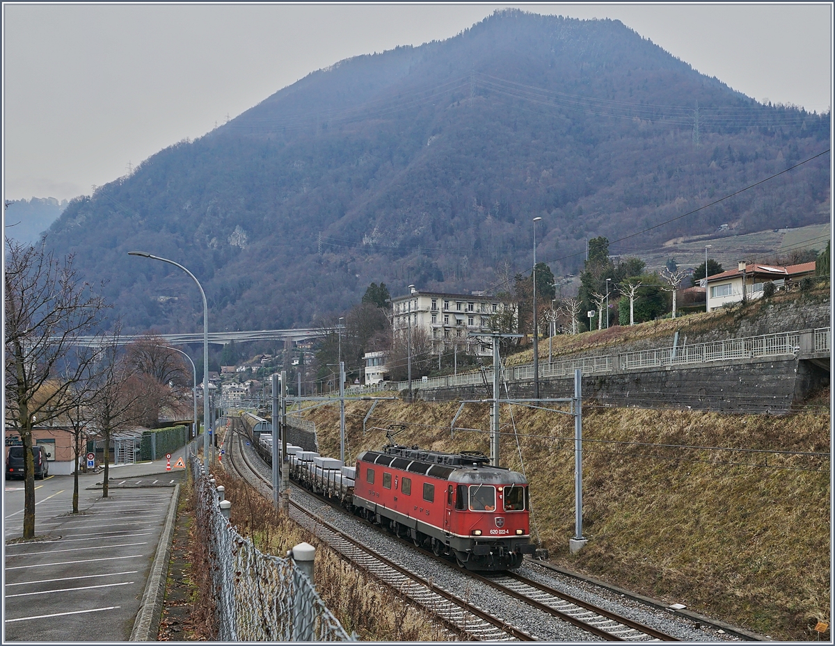 The SBB Re 620 022-4 with a Cargo Train by Villenveve.
05.02.2018