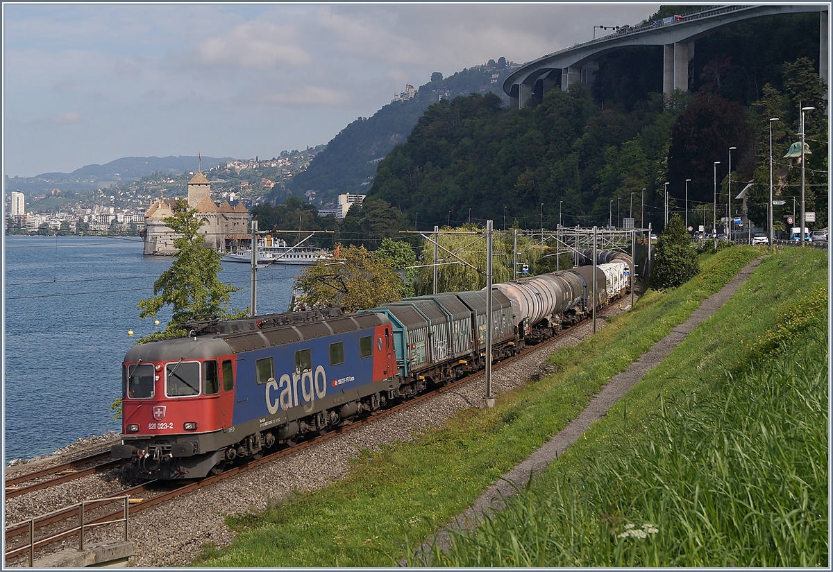 The SBB Re 620 023-2 wiht a Cargo Train by the Castle of Chillon.

28.08.2019