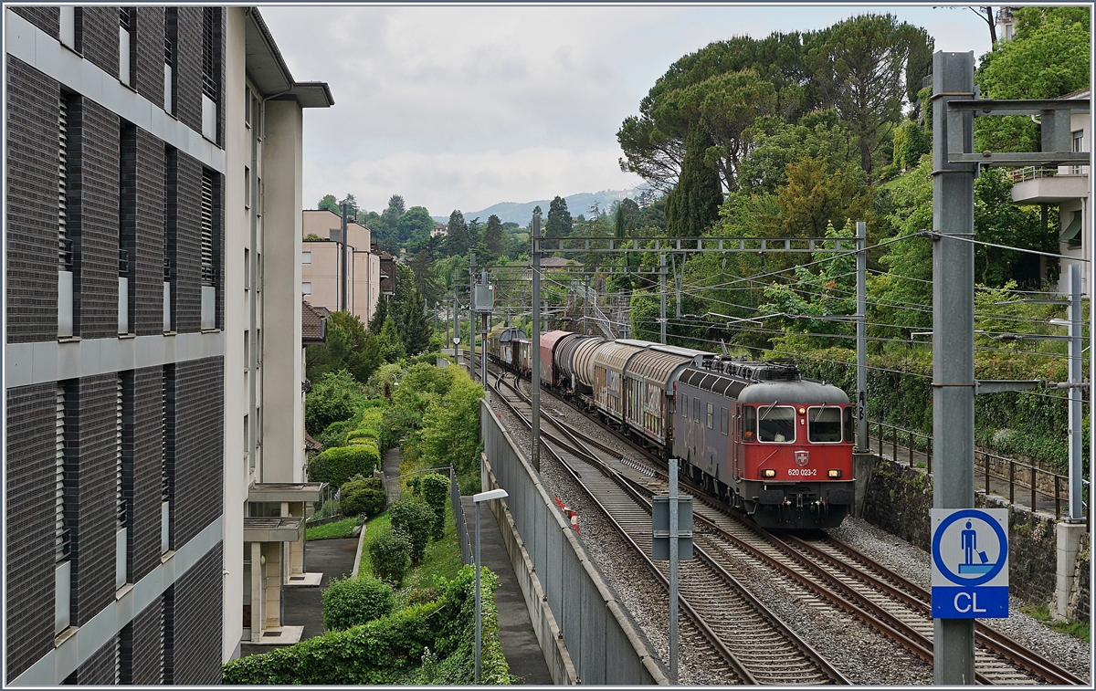 The SBB Re 620 023-2  Rupperswil  with a Cargo Train by Montreux. 

05.05.2020