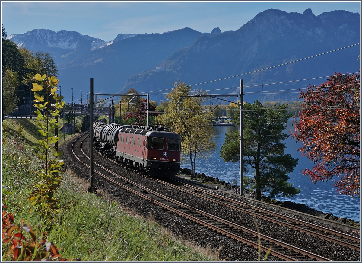 The SBB Re 620 024-0 near Villeneuve.
24.10.2017