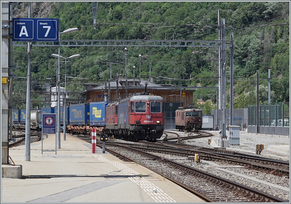 The SBB Re 620 032-3 and a Re 4/4 II are arriving wiht his cargo train in Brig. in the background a BLS Re 4/4.

25.06.22