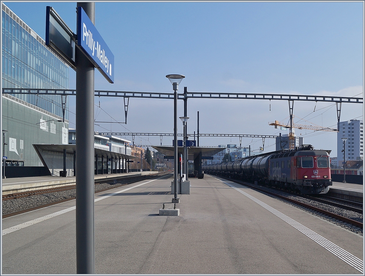 The SBB Re 620 034-9 with a Cargo Train in Prilly-Malley.
09.02.2018