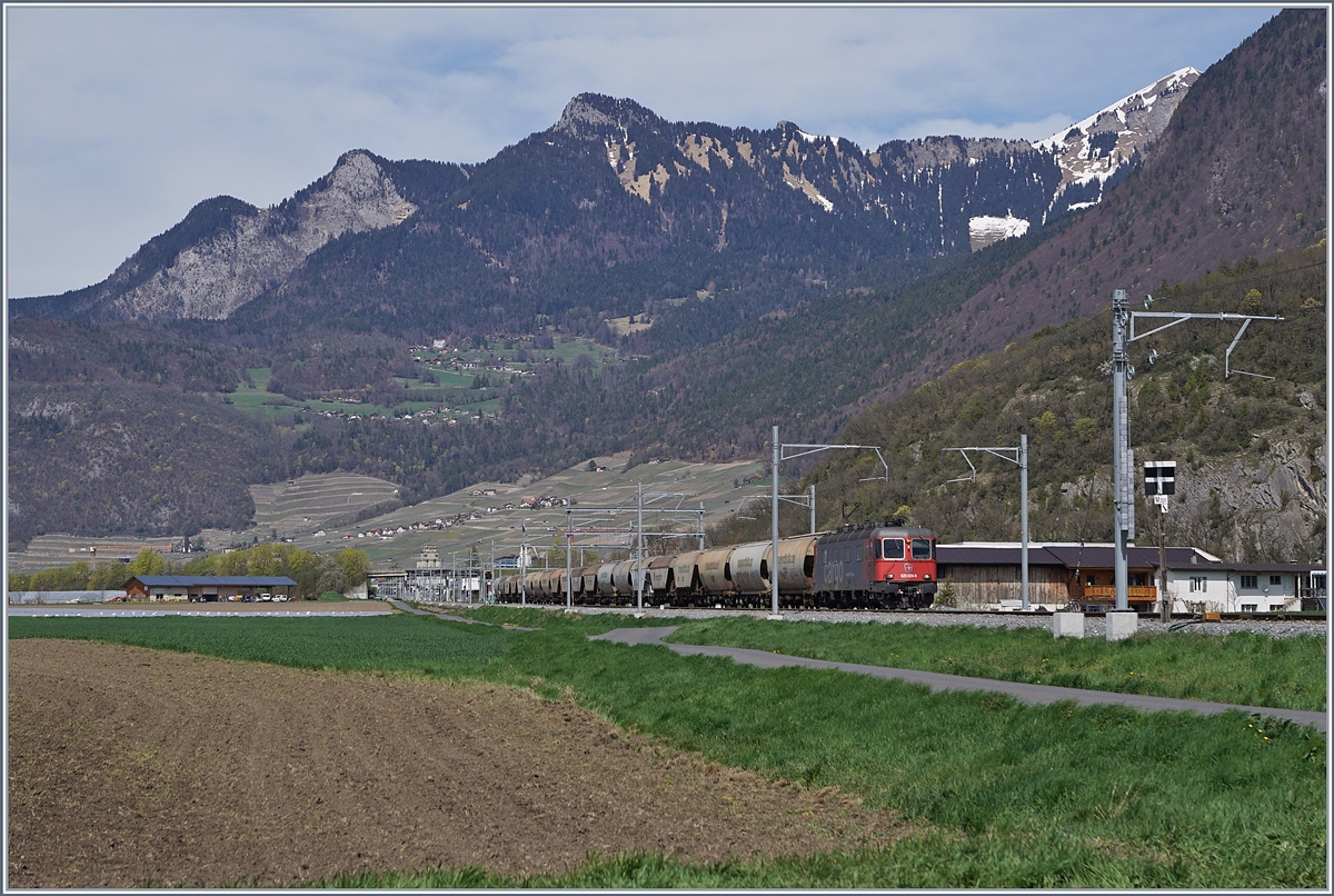 The SBB Re 620 034-9  Aarburg-Oftringen  with a Cereal-Cargo Train on the way to Italy by Aigle.
12.04.2018