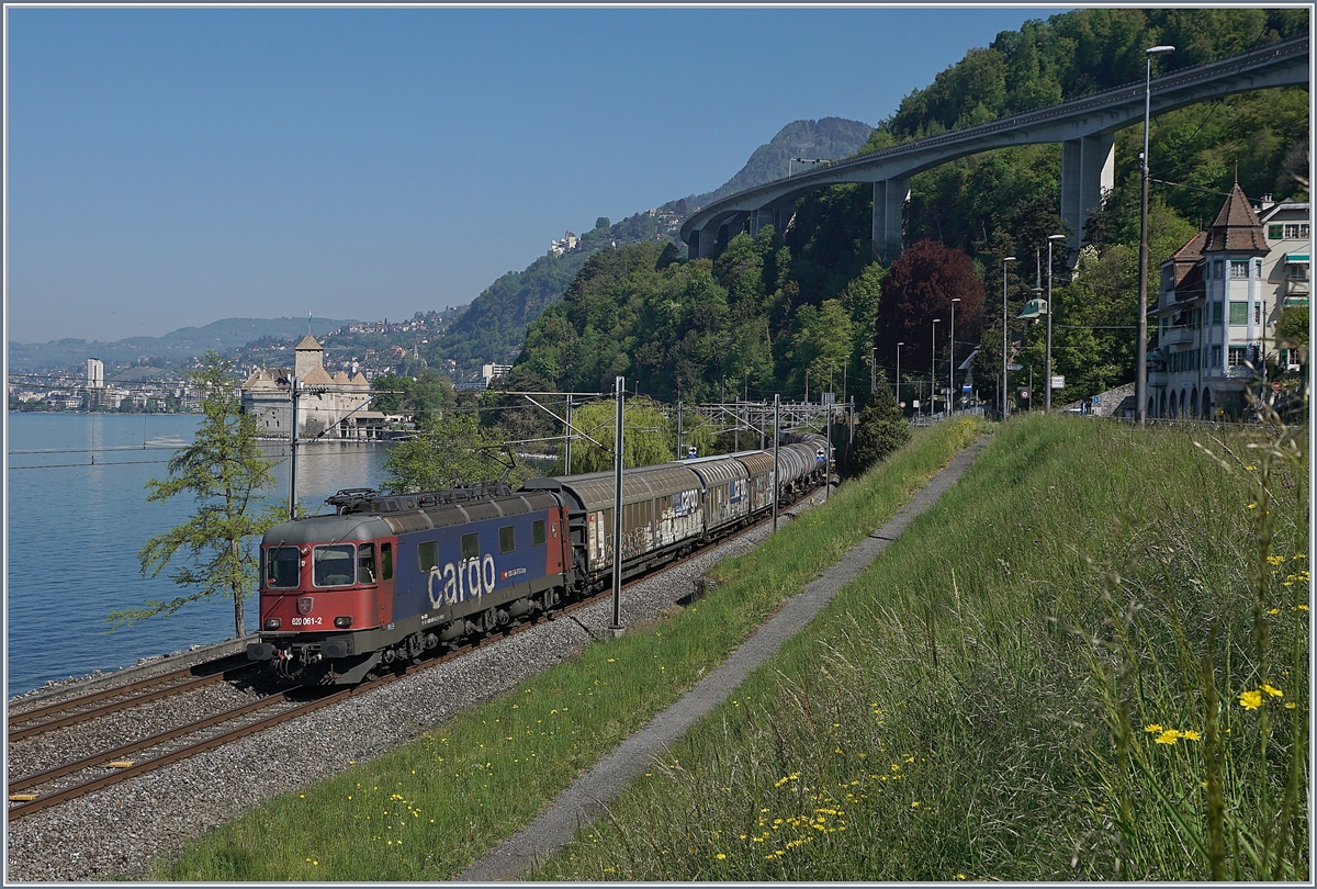 The SBB Re 620 061-2  Gampel-Steg  with a Cargo train by the Castle of Chillon.

22.04.2020  