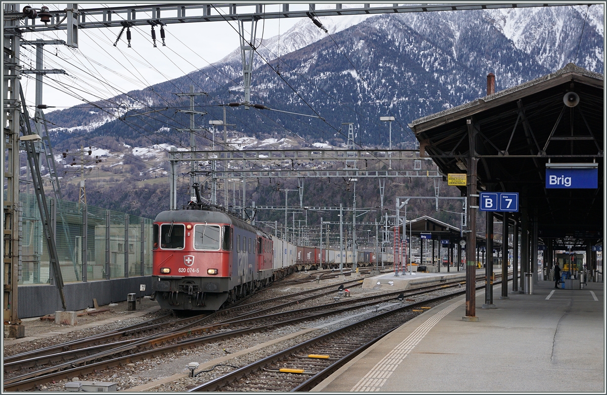 The SBB Re 620 074-5 and a Re 4/4 II with a Cargo Train in Brig.
11.02.2016